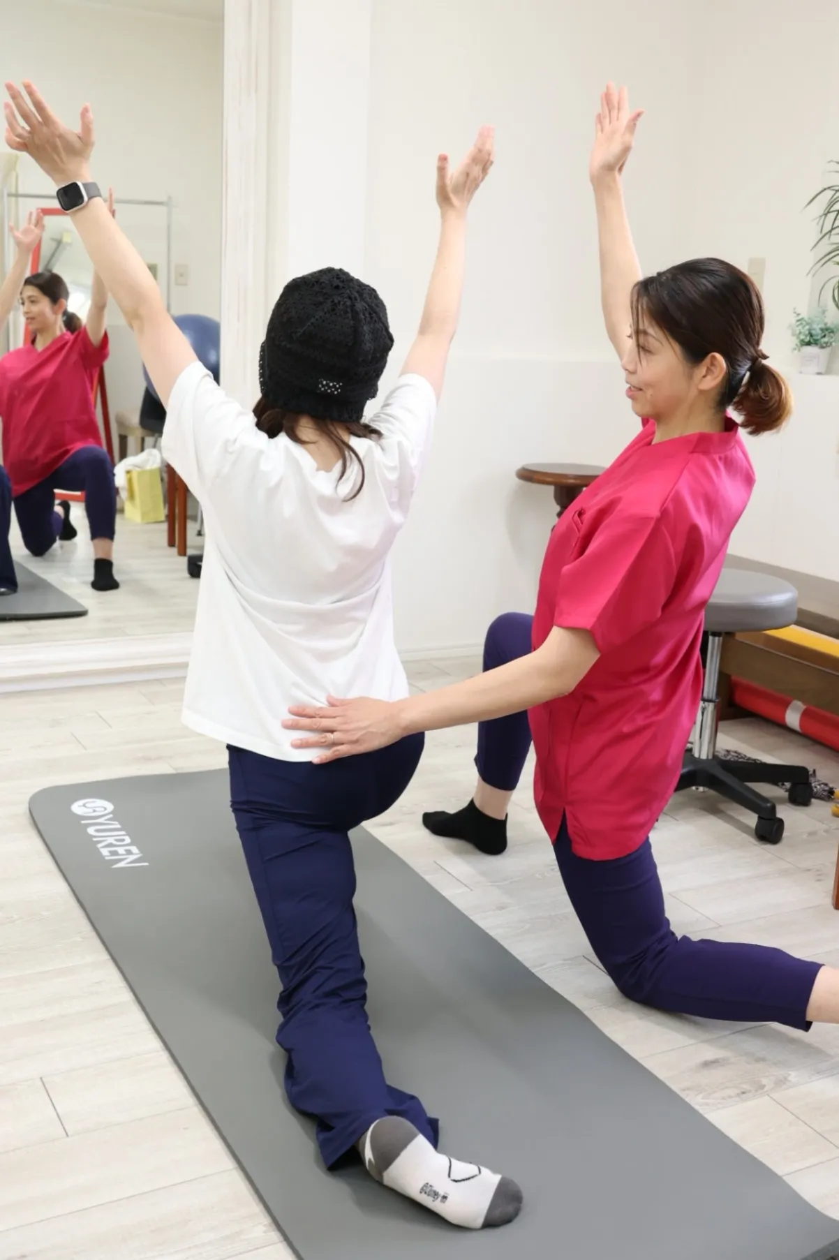 りぽの整体院で動きを確認しながら施術を行う様子