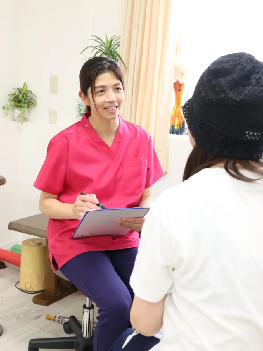 妊活について丁寧に話を伺うカウンセリングの様子